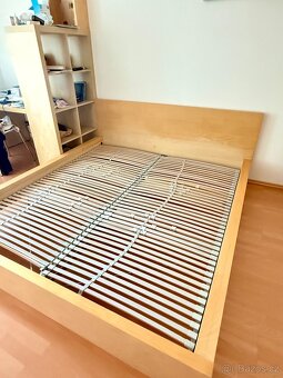 Dřevěná postel s roštem – 180 × 200 cm - 2