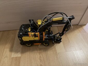 Prodám LEGO Technic 42053 – Volvo EW160E - 2