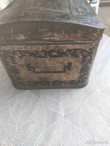 Stará plechová krabička- značená. - 2