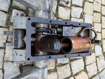 Víko hydrauliky - 2