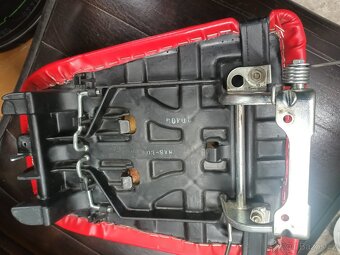 Prodám zadní sedlo CBR 900 RR SC33 - 2