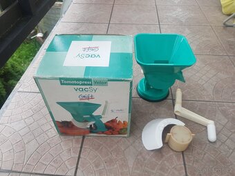 Tomato press, odšťavňovač rajčat, pasírovač - 2
