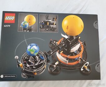 LEGO® Technic 42179 Planeta Země a Měsíc na oběžné dráze - 2
