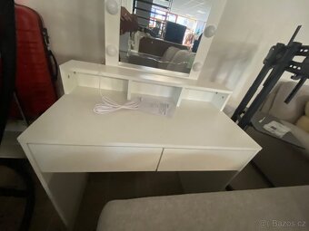 Toaletní stolek osvícený - 2