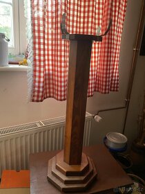 Krásný dřevěný stojan na květiny s ocelovými zamezovači - 2