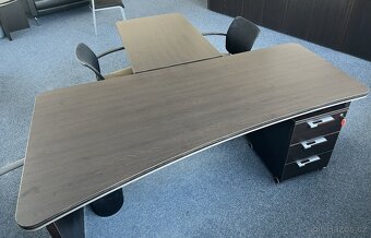 Kancelářský stůl s jednacím prvkem - 2