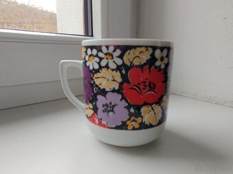 retro hrnek květy - 2