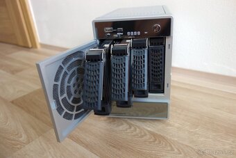 Prodám Netgear ReadyNAS RND4000 - 2