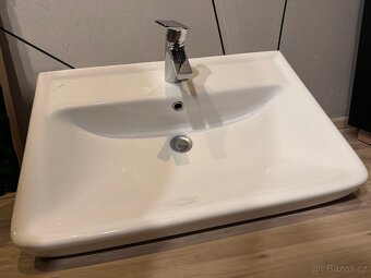Koupelnová skříň s umyvadlem a baterií - 2
