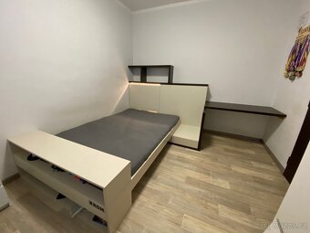 Dřevěná postel s úložnými prostory a psacím stolem - 2