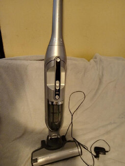 Tyčový vysavač Bosch, bezsáčkový aku - 2