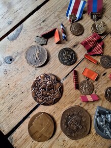 Rád medaile KSČ a další 19 ks - 2
