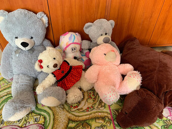 Sbírka plyšáků - přes 400 kusů, dále set Furby 2005 - 2