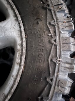 Pneu terénní o rozměrech  235/60 R16 - 2