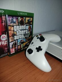 Xbox One S 1tb + GTA V a FIFA 20 - 2