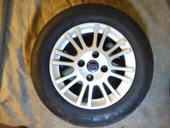 Prodám orig.15" litá kola s letními pneu. na VOLVO V40 - 2