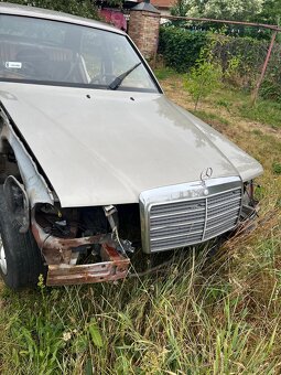 Kapota Mercedes w124 - 2