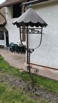 Ručně kovaný stojan s ozdobnou stříškou - 2