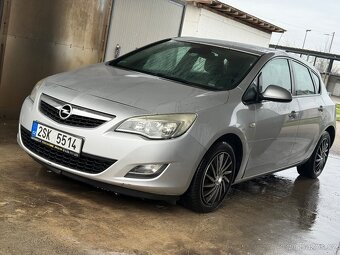 Opel Astra J 1.4 benzin rok 2010 - 2