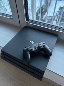 PlayStation 4 Pro 1TB + 2 ovladače - 2