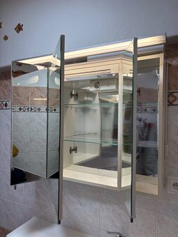 Skříňka se zrcadlem - 2