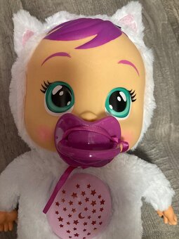 Panenka s projektorem Cry Babies - 2