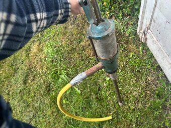 Ruční kovová pumpa – plně funkční - 2