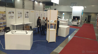 Stoly skříňky boxy koberec stojan - z expozice - 2