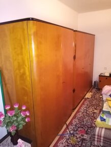 Komoda, postel, noční stolky - 2