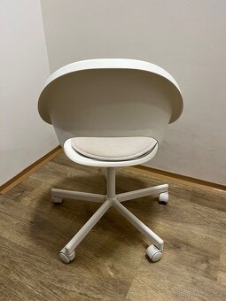 Plastová jezdící židle - 2