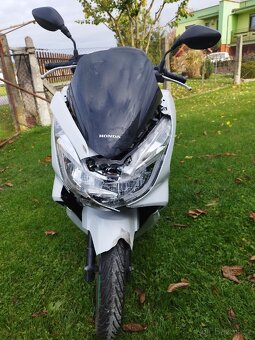Havarovaný skůtr Honda PCX 125 - 2