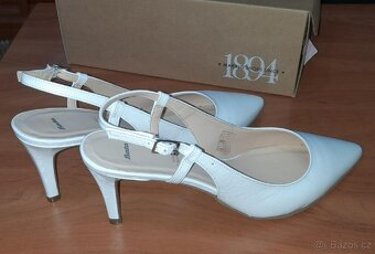 BAŤA Bílé kožené lakované lodičky - sandály vel: 41 - 2