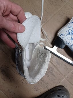 Prodám dívčí brusle vel. 40 téměř nepoužívané. - 2