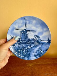 Ozdobný závěsný talířek s motivy větrných mlýnů - 2