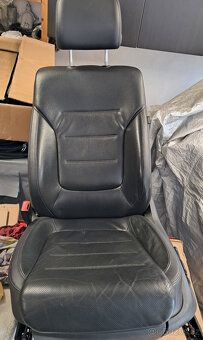 VW Touareg 7P 2011- přední sedačky černé větrané - 2