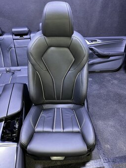 BMW 5 G30 LCI M-Paket kuzeny interier sedacky - 2