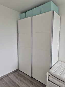 Šatní skříň s posuvnými dveřmi - 2
