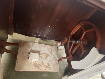 Starožitný šicí stroj ROYAL - 2