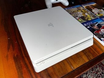 PlayStation 4 slim - 2
