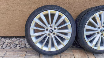 Sada alu kolaTrinity na Škoda Superb 3 letní pneu 235/40 R19 - 2