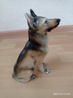 Vlčák, porcelánová soška - 2