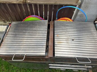 Prodám profesionální gril na dřevěné uhlí - 2