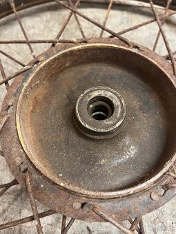 Přední kolo nejspíš ČZ 150C patina - 2