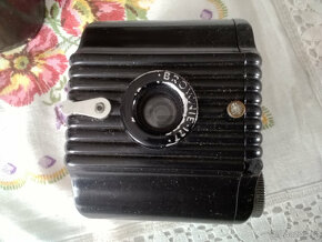 Starý, malý, bakelitový fotoaparát zn.KODAK s kož.brašnou - 2