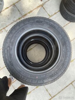Úplně nové 215/65/16 C Michelin na dodávku - 2