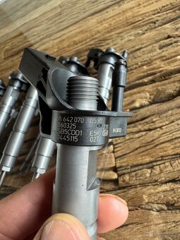 Prodám sadu 6ks vstřikovacích trysek Bosch 0445115027 - 2