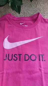 Růžové tričko Nike vel. 104-110 - 2