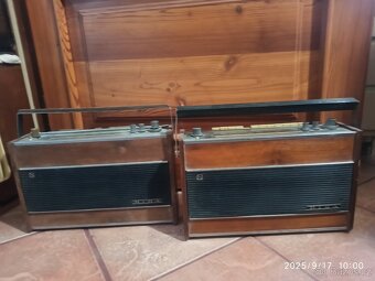 Nabízím sbírku rádii a magnetofonu.Cena dohodou. - 2