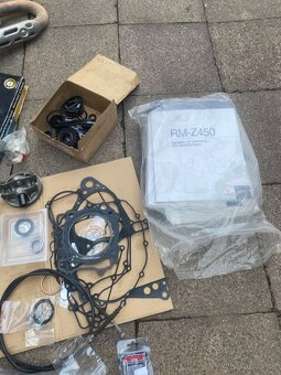 Suzuki rmz 450 spěchá - 2