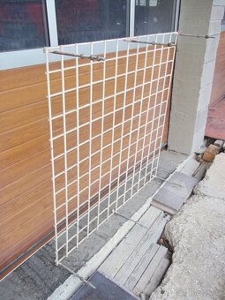 Mříž na okno / původně na stavební buňku / - 2